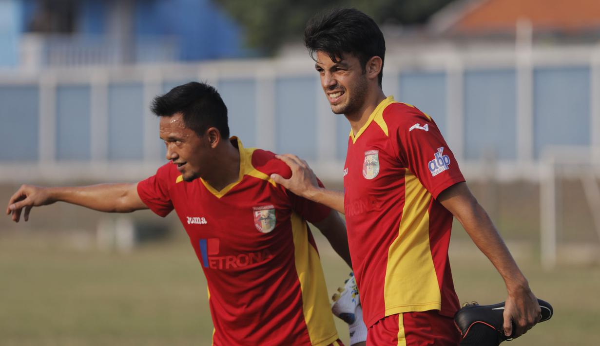 Striker Mitra Kukar, Carlos Raul dan Rahmat Affandi melakukan pemanasan saat latihan jelang pertandingan melawan Arema Cronus di Lapangan Bea Cukai, Jakarta, Senin (12/10/2015). (Bola.com/Vitalis Yogi Trisna)