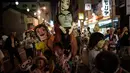 Peserta mengenakan kostum hantu saat festival Awa Odori di Kota Miyoshi, Jepang (16/8). Acara ini biasanya dimulai pada siang hari, namun pertunjukan utamanya baru dimulai pada petang hingga malam hari. (AFP Photo/Yasuyoshi Chiba)