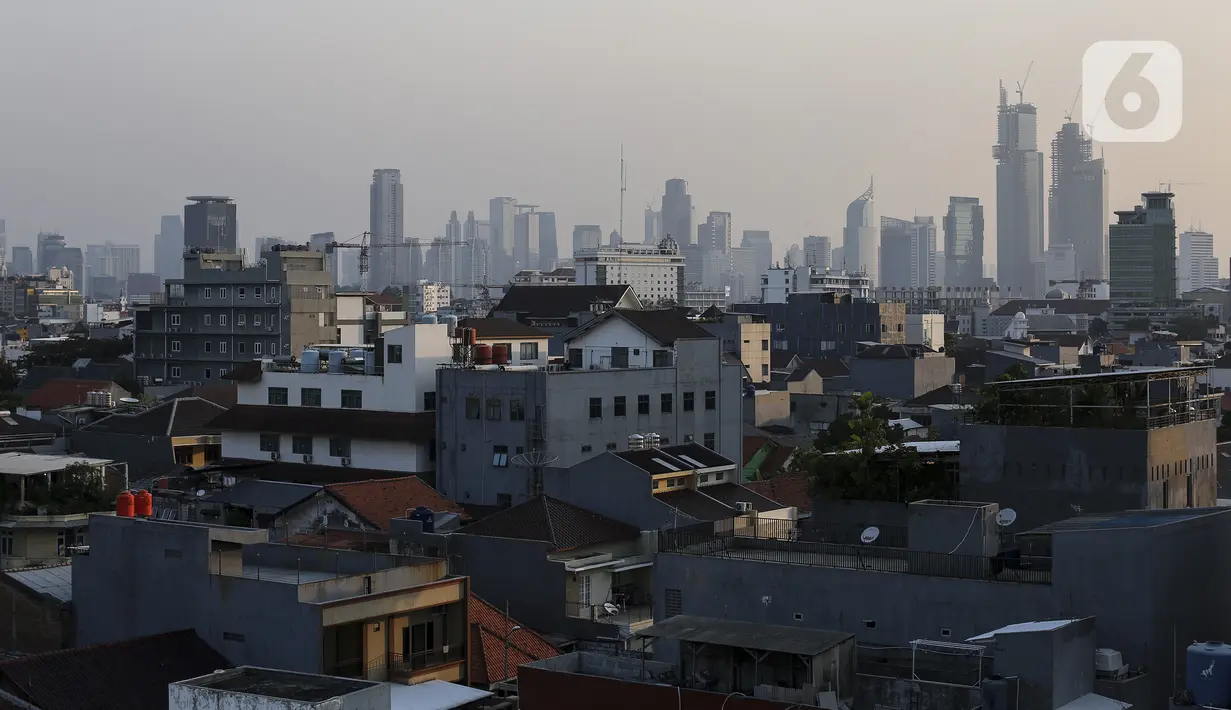 Pemandangan gedung bertingkat di Jakarta, Jumat (10/9/2021). Kementerian Keuangan mencatat realisasi program Pemulihan Ekonomi Nasional tahun 2021 hingga 20 Agustus 2021 mencapai Rp 326,74 triliun atau 43 persen dari pagu Rp 744,77 triliun. (Liputan6.com/Johan Tallo)