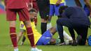 Penyerang Brasil, Neymar mendapatkan perawatan setelah cedera saat melawan Serbia pada  matchday 1 Grup G Piala Dunia 2022 di Stadion Lusail Iconic, Jumat (25/11/2022) dini hari WIB. Neymar Jr harus meninggalkan lapangan dan sepertinya ia mengalami cedera pada pergelangan kaki atau engkel kanannya. (AP Photo/Andre Penner)