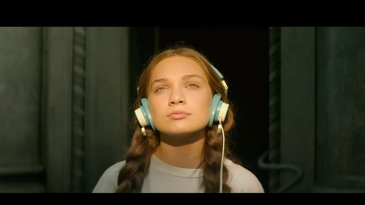 Maddie Ziegler dalam film music memerankan remaja autisme