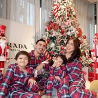 Aktris sekaligus presenter yang akrab disapa Jedar ini membagikan potret kompak bersama keluarga kecilnya, lengkap dengan dekorasi Natal yang meriah dan penuh kehangatan.  [@inijedar].