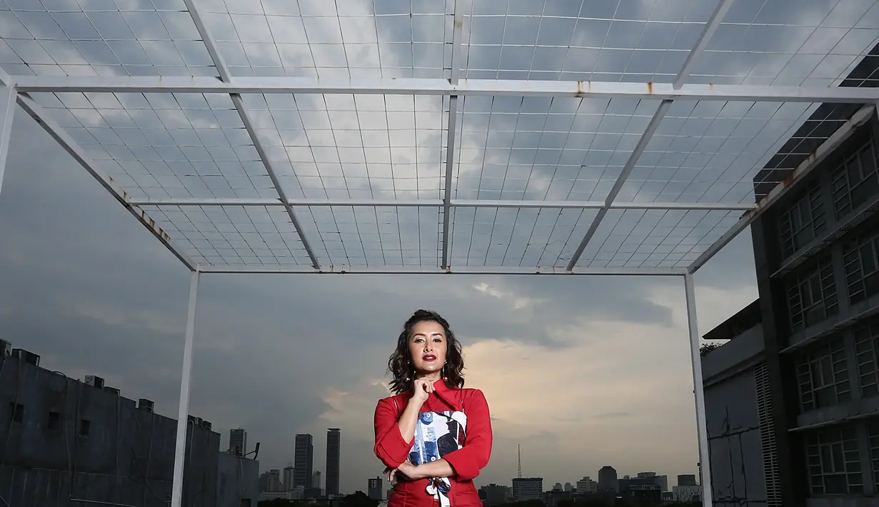 Sebuah kejutan disiapkan untuk merayakan 10 tahun pernikahan Widi Mulia dengan Dwi Sasono. Belum lagi kelar kejutan yang telah disiapkan, keburu ketahuan dengan sang suami. (Bambang E Ros/Bintang.com)