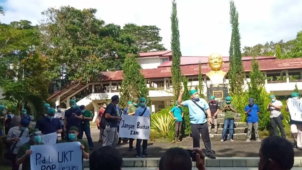 Aksi unjuk rasa ratusan calon dokter spesialis di kampus Unsrat Manado menuntut pengurangan BOP.