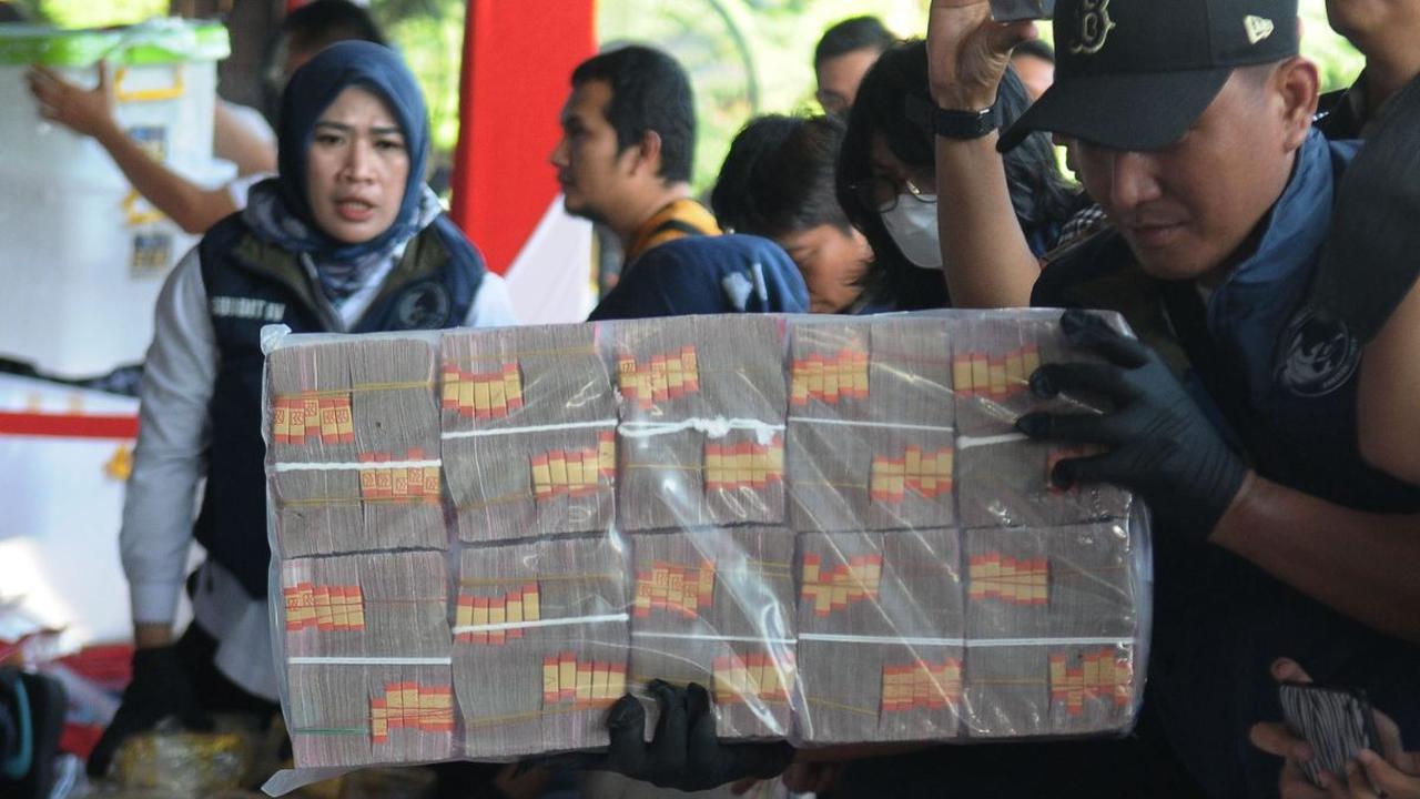 Polri menggelar operasi dengan sandi Escobar, untuk menangkap Fredy yang diduga berada di Thailand. Sandi Escobar itu diambil dari nama gembong narkoba dan pengedar narkoba Colombia, Pablo Emilio Escobar Gaviria alias Pablo Escobar, kriminal terkaya di du