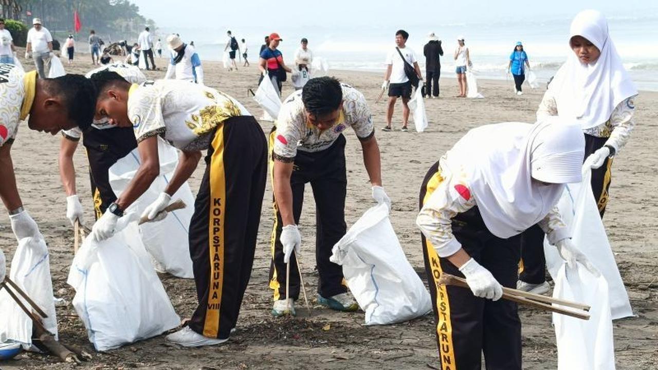 Kolaborasi KKP DANA Kumpulkan 317 Kg Sampah di Aksi Bersih Pantai Petitenget Bali