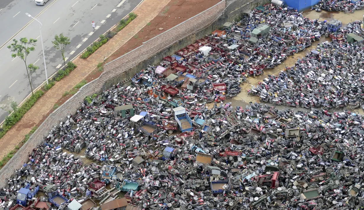Penampakan ribuan motor bekas yang dibuang di sebuah tempat penampungan di Binzhou, Hunan, China, 9 Juni 2015. (REUTERS/Stringer CHINA OUT)