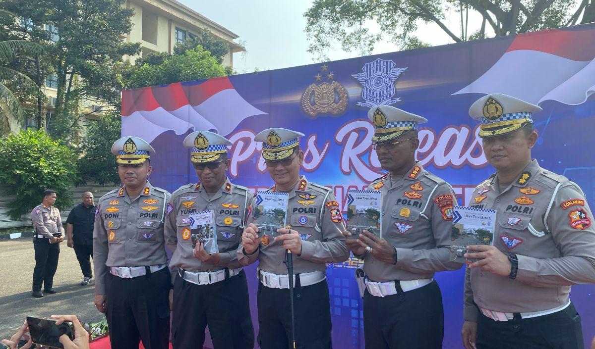 Jenderal bintang dua itu menyebut pada hari Senin yang akan datang, mulai diberlakukan ujian SIM khususnya untuk berkendara motor bakal diberlakukan trek baru.
