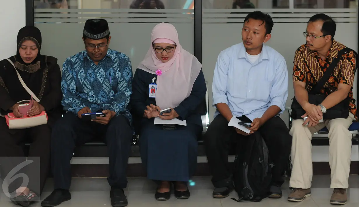 Mantan Kepala Sekolah SMAN 3 Jakarta, Retno Listyarti (tengah) saat berada di ruang tunggu pendaftaran gugatan di PTUN Jakarta, Selasa (4/8/2015). Retno mengajukan sembilan alasan pembatalan pemberhentiannya. (Liputan6.com/Helmi Fithriansyah)