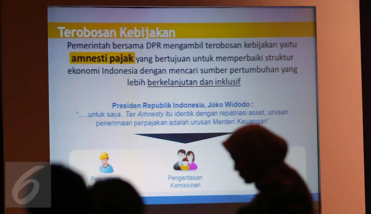 Slide show saat acara sosialisasi amnesty pajak dan perkembangan kebijakan ekonomi Indonesia di Jakarta, Selasa (26/7). (Liputan6.com/Angga Yuniar)