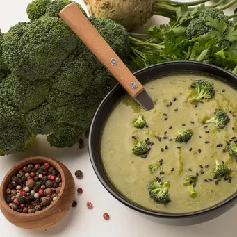 Menu sup brokoli almond kaya dengan sumber nutrisi, seperti antioksidan, serat, vitamin, dan mineral yang baik bagi kesehatan tubuh. (Foto/dok: Freepik)