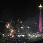 Kembang api menyala menyambut pergantian tahun 2018 ke 2019 di kawasan Monumen Nasional, Jakarta, Selasa (1/1). Hujan yang mengguyur Jakarta tidak menyurutkan warga menikmati kembang api tahun baru. (Liputan6.com/Helmi Fithriansyah)