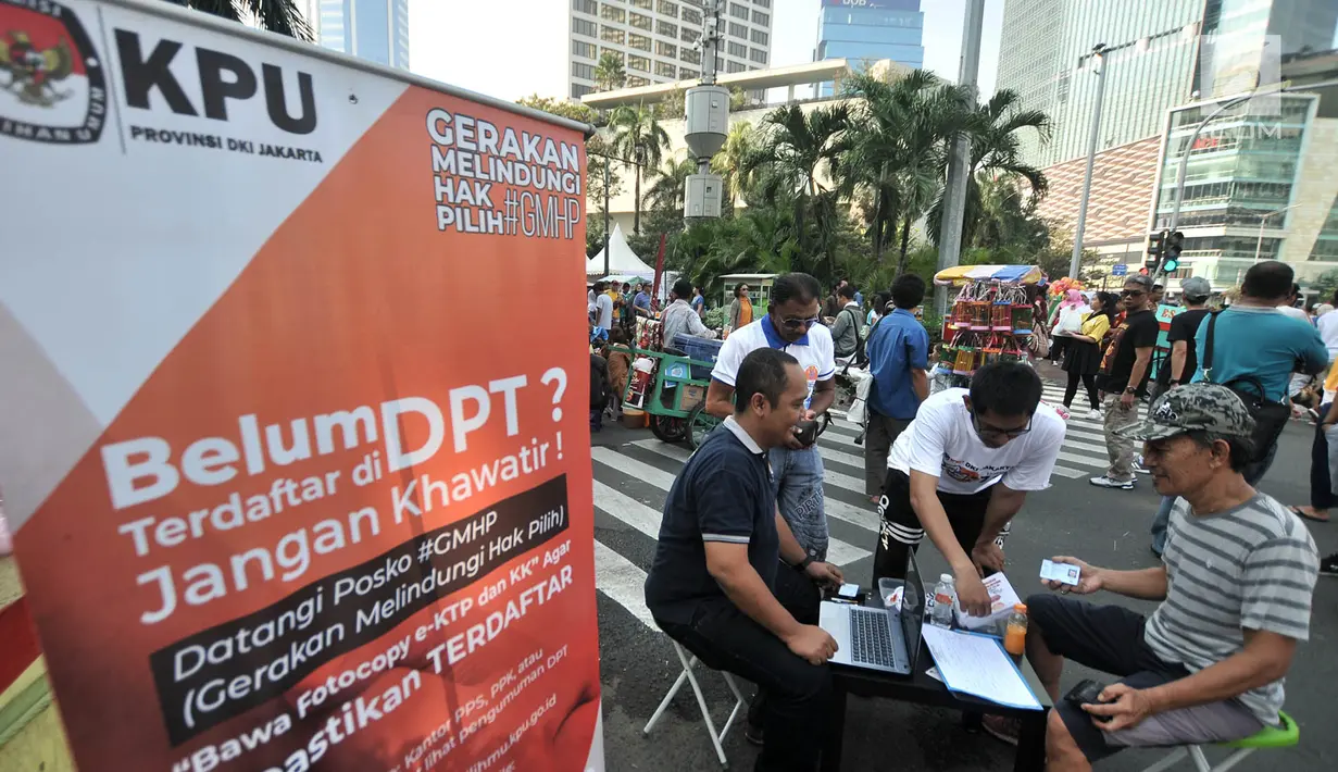 Warga melakukan pendaftaran daftar pemilih tetap (DPT) di kawasan Car Free Day, Jakarta, Minggu (21/10). Di pos pendaftaran ini warga juga dapat mengecek apakah namanya sudah tercantum dalam DPT Pemilu 2019 atau belum. (Merdeka.com/Iqbal S. Nugroho)
