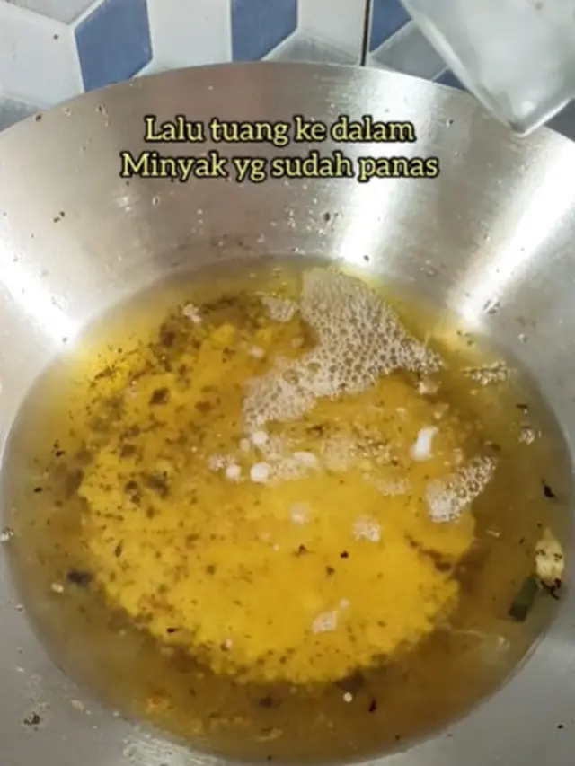 Larutan Tapioka Dituangkan ke Minyak