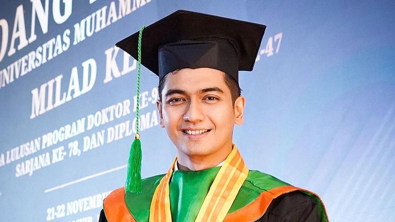 Diterpa Isu Cerai dengan Ria Ricis, Potret Teuku Ryan Wisuda S2 - Dapat IPK 3,92 & Istri Tak Hadir