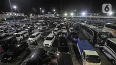 Kepadatan kendaraan pemudik saat antre menunggu jadwal keberangkatan kapal di Pelabuhan Merak, Cilegon, Banten, Sabtu (30/4/2022) dini hari. Memasuki H-2 Lebaran atau Puncak Arus Mudik yang diprediksi hari ini kepadatan kendaraan pemudik masih mengular di Pelabuhan Merak. (merdeka.com/Iqbal S. Nugroho)