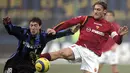 Kapten AS Roma, Francesco Totti, berebut bola dengan gelandang Inter Milan, Kily Gonzales, pada laga Serie A di Stadion Giuseppe Meazza, Milan, Sabtu (12/2/2005). (EPA/Daniel Dal Zennaro)