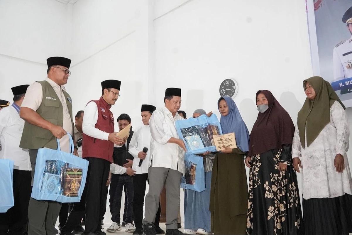 Mendagri Tito Karnavian dan Mensos Gus Ipul saat memberikan bantuan kepada warga Pidie Jaya yang terdampak bencana