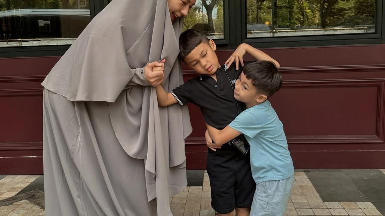 6 Potret Paula Verhoeven Tampil Cantik dengan Busana Syar'i Bareng Anak-Anak, Wajahnya Disebut Makin Fresh