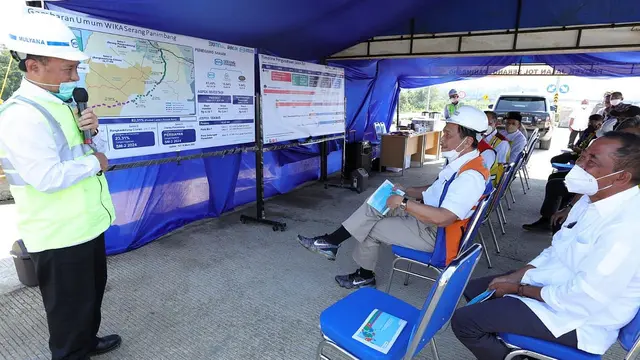 Menteri Koordinator Bidang Kemaritiman dan Investasi Luhut Binsar Pandjaitan mengunjungi gerbang tol rangkas dan perbatasan seksi 1 dan seksi 2, Serang Panimbang, Banten. (Dok Kemenko Marves)