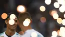 Bintang Real Madrid, Cristiano Ronaldo (kiri) saat merayakan keberhasilan timnya meraih trofi Piala Super Spanyol 2017 di Santiago Bernabeu stadium, Madrid, (16/8/2017). Real menang agregat 5-1. (AFP/Gabriel Bouys)