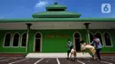 Panitia membawa hewan kurban yang akan disembelih di Masjid Sunan Kalijaga, Padepokan Taman Mini Indonesia Indah, Jakarta, Selasa (20/7/2021). Pemotongan hewan kurban dilakukan dengan menerapkan protokol kesehatan ketat menyusul pemberlakuan PPKM Darurat. (merdeka.com/Imam Buhori)