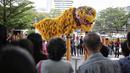 Atraksi barongsai tampil menghibur pengunjung di Mal Ciputra, Jakarta, Jumat (25/1). Acara yang mengusung tema Lucky New Year Lucky You digelar menyambut Tahun Baru Imlek 2570. (Liputan6.com/Faizal Fanani)