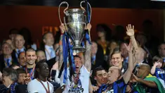 Marco Materazzi (tengah) sukses menjuarai Liga Champions dalam raihan gelar treble winner bersama Inter Milan di musim 2009/10. Sebelumnya, Materazzi pernah menjalani periode buruk di Liga Inggris bersama Everton. Ia mendapatkan 3 kartu merah dan 11 kartu kuning dalam 33 laga. (AFP/Christophe Simon)