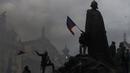 Demonstran memanjat monumen saat berkumpul untuk memprotes tindakan pembatasan COVID-19 di Old Town Square di Praha, Republik Ceko pada 18 Oktober 2020. Ceko  memberlakukan serangkaian tindakan pembatasan baru sebagai tanggapan atas rekor lonjakan infeksi virus corona. (AP Photo/Petr David Josek)