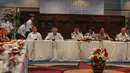 Menhub Ignasius Jonan (tengah), Menkominfo Rudiantara (kiri) dan Menteri PU-Pera, Basuki Hadimuljono saat rapat koordinasi terkait persiapan angkutan mudik lebaran, di kantor Kemenhub, Jakarta, Selasa (30/6). (Liputan6.com/Faizal Fanani)