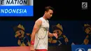 Pebulutangkis Indonesia, Sony Dwi Kuncoro tertunduk saat laga melawan pemain Jepang Kazumasa Sakai di kualifikasi Indonesia Open 2017 di Jakarta Convention Centre, Senin (12/6). Sony kalah 13-21, 16-21. (Liputan6.com/Helmi Fithriansyah)