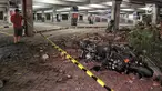Kendaraan bermotor tertimbun reruntuhan bangunan parkir bertingkat akibat gempa di Mal Galeria, Ngurah Rai, Bali, Minggu malam (5/8). Gempa 7 SR sekitar 27 km Timur Laut Lombok Utara, NTB mengakibatkan bangunan parkir rusak. (Liputan6.com/Johan Tallo)