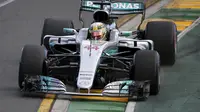 Pembalap Mercedes Lewis Hamilton jadi yang tercepat pada kualifikasi ajang pembuka F1 GP Australia di Sirkuit Albert Park, Melbourne, Sabtu (25/3/2017). (AP Photo/Rick Rycroft)