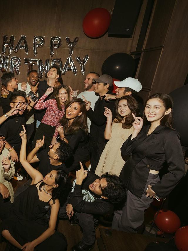 7 Potret Ulang Tahun Maxime Bouttier Ke-30, Sosok Luna Maya di Pesta Jadi Sorotan