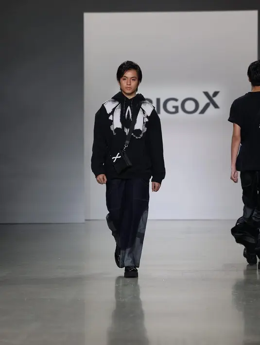 <p>Bintang film Mencuri Raden Saleh ini tampil keren saat runway di NYFW 2022. (sumber: Instagram @erigostore)</p>