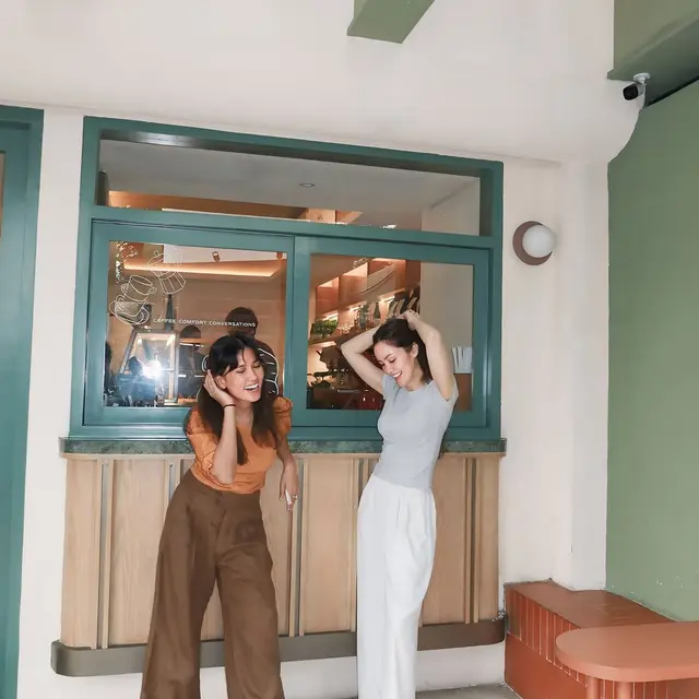 Potret Duo Cantik Cathy Sharon dan Titi Radjo Padmaja (credit: instagram/cathysharon)