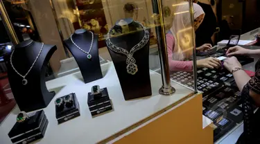 Pengunjung sedang mengamati perhiasan di salah satu stand pameran perhiasan "Jakarta International Jewellery Fair 2015" di JCC, Jakarta, Kamis (7/5). Pameran perhiasan terbesar tersebut berlangsung hingga 10 Mei mendatang. (Liputan6.com/Faizal Fanani)