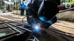 Peserta mengikuti pelatihan pengelasan dengan sistem jemput bola (mobile training unit/MTU) yang digelar Pusat Pelatihan Kerja Khusus Pengembangan Las (PPKKPL) di halaman Kantor Kelurahan Pancoran, Jakarta, Kamis (15/9/2022). Pemprov DKI Jakarta melalui PPKKPL menyelenggarakan pelatihan las jemput bola secara gratis yang diikuti oleh 10 peserta. (Liputan6.com/Faizal Fanani)