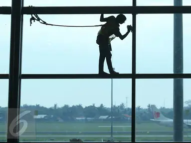 Pekerja tengah menyelesaikan proyek di Bandara Soekarno Hatta, Tangerang, Rabu (20/7). Badan Pusat Statistik  menyebutkan upah buruh bangunan naik pada periode Juni 2016. (Liputan6.com/ Angga Yuniar)