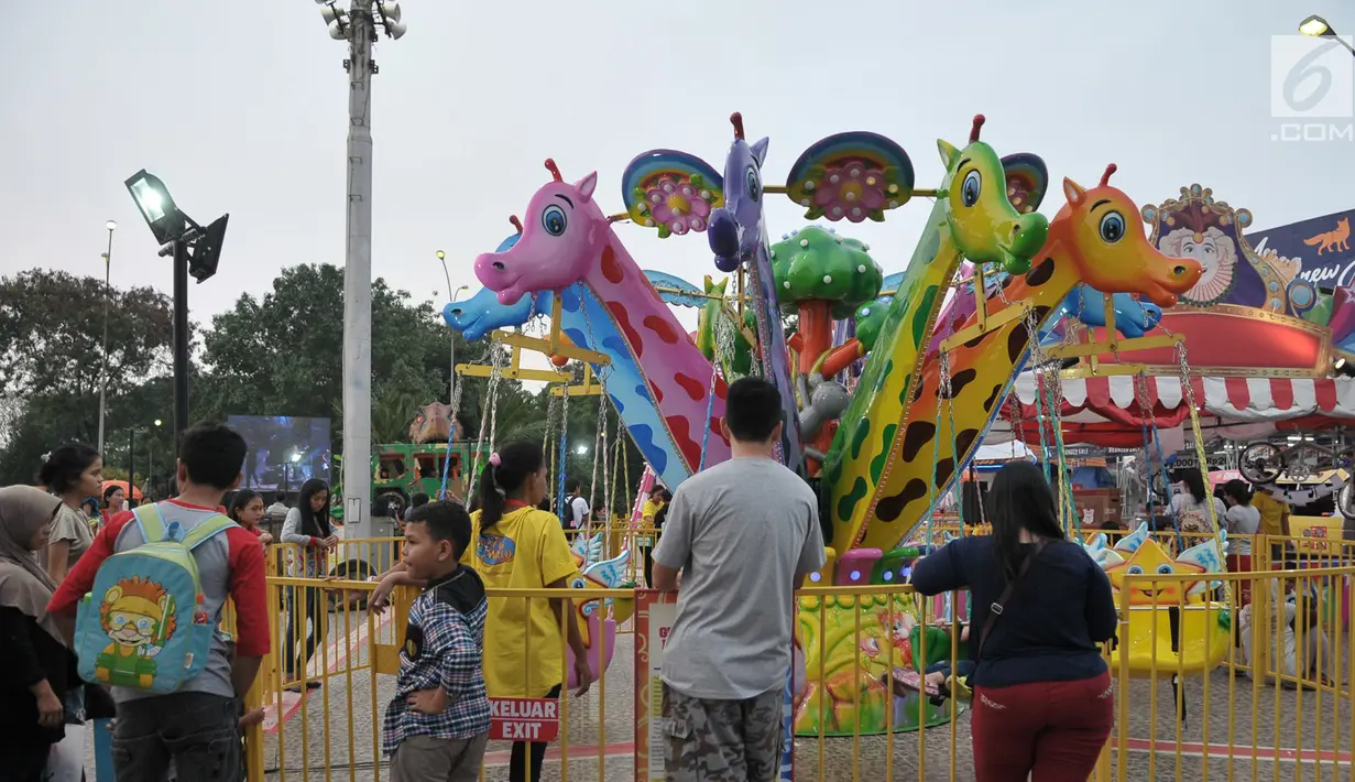 Pengunjung memadati Jakarta Fair Kemayoran 2017 di JIExpo, Kemayoran, Jakarta, Senin (19/6). Event ini berlangsung selama 39 hari hingga 16 Juli 2017, pada saat hari-H lebaran pun Jakarta Fair tetap akan dibuka untuk umum. (Liputan6.com/Yoppy Renato)