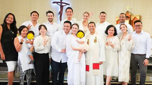 7 Potret Anak Rianti Cartwright Dibaptis, Kehadiran Cathy Sharon Curi Perhatian