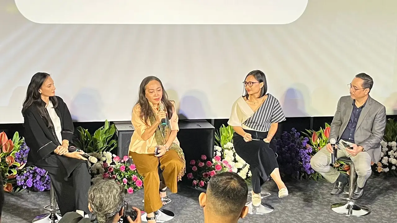 Suzanty Sitorus, memegang mic dalam acara peluncuran film dokumenter "Energi Untuk Negeri" yang diselenggarakan di kawasan Jakarta, (1/9/2026). (Liputan6.com/Afradhiya N.R)