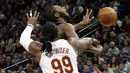 Pemain Minnesota Timberwolves, Andrew Wiggins (atas) gagal melewati adangan pemain Cleveland Cavaliers, Jae Crowder (99) pada laga NBA basketball game di Target Center, Minneapolis, (8/1/2018). Minnesota menang 127-99. (AP/Jim Mone)