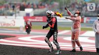 Pembalap Aprilia Racing, Aleix Espargaro berlari ke arah tribun penonton usai balapan MotoGP seri Pertamina Mandalika International Street Sirkuit, NTB, Minggu (20/3/2022). Aleix Espargaro menepati janjinya setelah meraih sejuta pengikut akun instagramnya. (Liputan6.com/Helmi Fithriansyah)