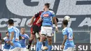 Pemain Napoli berebut bola dengan pemain Genoa pada laga lanjutan Seria A di Stadion Comunale Luigi Ferraris, Kamis (9/7/2020) dini hari WIB. Napoli menang 2-1 atas Genoa. (Tano Pecoraro/LaPresse via AP)