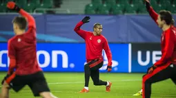 Pemain Manchester United, Ashley Young (tengah) melakukan pemanasa bersama rekannya pada sesi latihan di Stadion Volkswagen Arena, Wolfsburg, Germany, Senin (7/12/2015).  (AFP Photo/John Macdougall)
