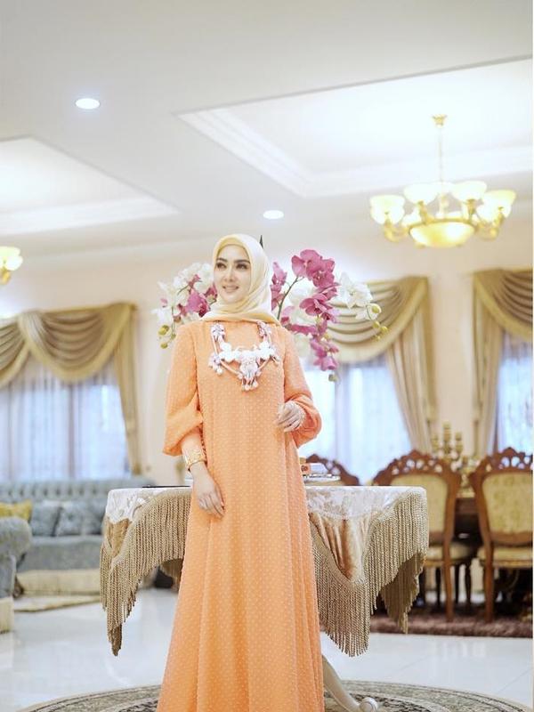 Gaun warna oranye yang sederhana menjadi terlihat fashionable saat dikenakan Syahrini. Tak lupa juga dihiasi dengan kalung cantik. (Liputan6.com/Instagram/@princessyahrini)