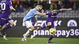 Pemain Fiorentina, Giacomo Bonaventura, melepaskan tendangan saat melawan Lazio pada laga Liga Italia di Stadion Artemio Franchi, Selasa (27/2/2024). (Massimo Paolone/LaPresse via AP)