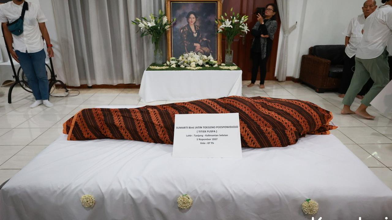 Potret Kedatangan Jenazah Mendiang Titiek Puspa di Rumah Duka, Disambut Isak Tangis Keluarga