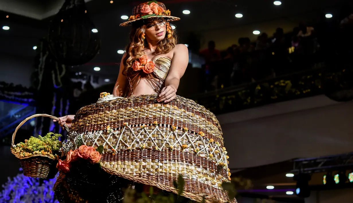 Seorang model memperagakan busana rancangan desainer Kolombia, Laura Campo selama BioFashion Show di Cali  pada 17 November 2018. Ajang ini menampilkan gaun-gaun unik yang terbuat dari tanaman hidup, bunga dan unsur organik lain. (Luis ROBAYO/AFP)
